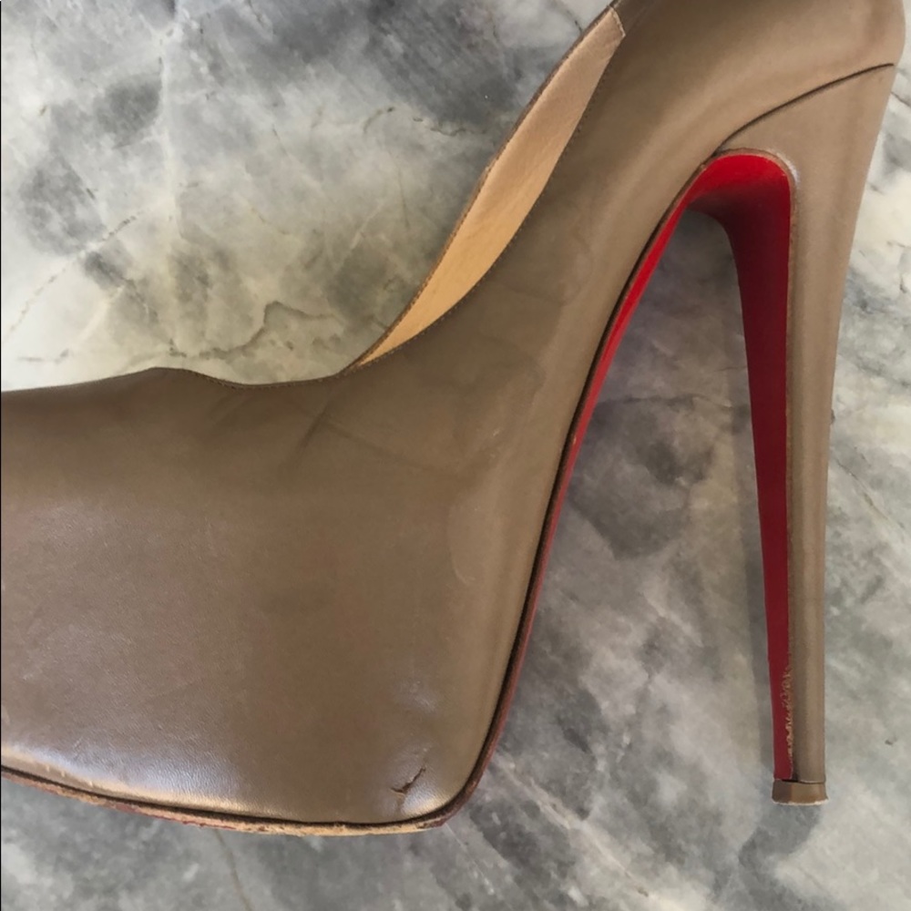 Christian Louboutin Mocha Leather Daffodile pumps! - Picture 6 of 8
